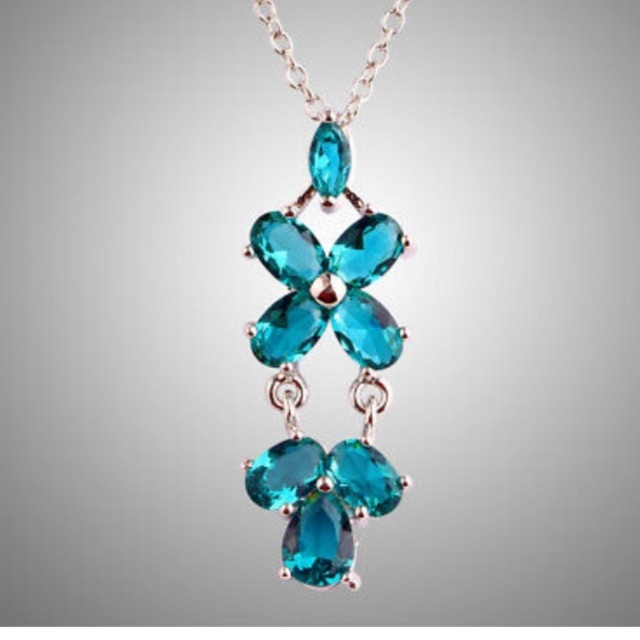 Gorgeous Emerald Flower 925 Silver Necklace